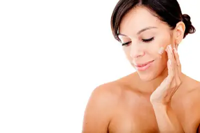 Unconventional Ways to Treat Blemishes: At-Home Remedies Using Household Products